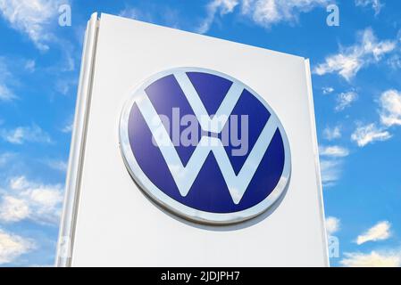 Samara, Russie - 18 juin 2022 : signe de la concession avec le logo de Volkswagen contre le ciel bleu. Volkswagen est le plus grand constructeur automobile allemand Banque D'Images