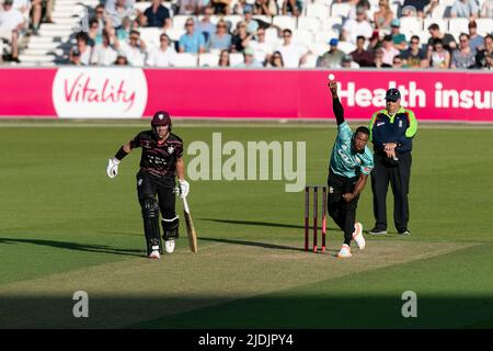 LONDRES, ROYAUME-UNI. JUIN 21st Chris Jordan de Surrey Bowls lors du match Blast Vitality T20 entre Surrey et Somerset au Kia, Oval, Londres, le mardi 21st juin 2022. (Crédit : Juan Gasparini | ACTUALITÉS MI) crédit : ACTUALITÉS MI et sport /Actualités Alay Live Banque D'Images