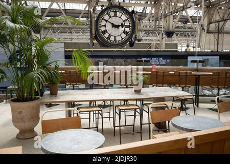 Un café déserté et l'horloge face au principal hall de la gare de Waterloo le premier jour de la grève ferroviaire du Royaume-Uni, lorsque les travailleurs du chemin de fer et du métro de Londres avec le syndicat RMT ont pris des mesures industrielles, la grève ferroviaire la plus perturbatrice en Angleterre, en Écosse et au pays de Galles depuis trente ans, Le 21st juin 2022, à Londres, en Angleterre. Banque D'Images