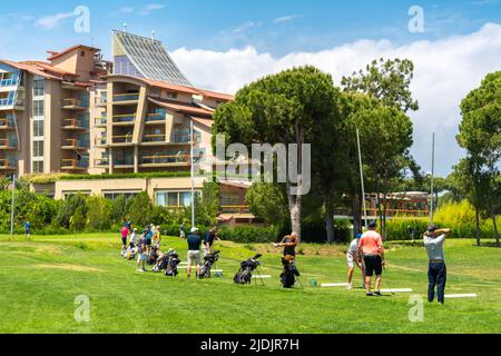 Belek, Turquie - 13 mai 2022: Sueno Hotel golf Belek avec terrain d'exercice au golf. Club de golf de Sueno dans la station de Sueno à Belek, Turquie Banque D'Images