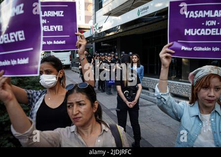 Ankara, Turquie. 21st juin 2022. Les manifestants portent des écriteaux exprimant leur opinion au cours de la manifestation, tandis que les femmes officiers de police prennent des mesures de sécurité. Des organisations de femmes se sont réunies sur la place Sakarya à Ankara pour protester contre la réduction de peine de Cemal Melin AVC?, qui a assassiné l'étudiant de l'université P?nar Gültekin, et ont été condamnées à 23 ans pour provocation injuste dans le tribunal de Mu?la 3rd High Criminal court. Crédit : SOPA Images Limited/Alamy Live News Banque D'Images