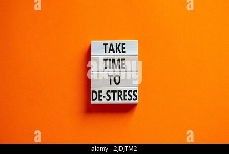 Prenez le temps de déstresser le symbole. Les mots de concept prennent le temps de déstresser sur les blocs de bois. Belle table orange fond orange. Affaires psychologiques Banque D'Images