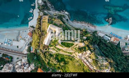 Vue de haut en bas de Monterosso et paysage de Cinque Terre, Italie.site du patrimoine de l'UNESCO.pittoresque village côtier coloré situé sur les collines.Summer Holi Banque D'Images