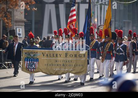 Manhattan, New York, États-Unis - 11 novembre. 2019 : les étudiants de l'Académie militaire et du Collège de Valley Forge défilent sur la Cinquième Avenue au Veterans Day Parade in Banque D'Images