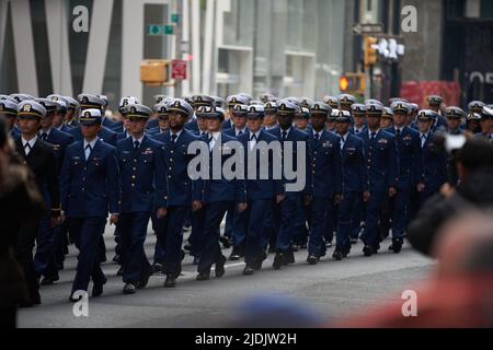 Manhattan, New York, États-Unis - 11 novembre. 2019: LES MEMBRES DE l'USCG DE la Garde côtière AMÉRICAINE défilent au Veterans Day Parade à NYC. Forces armées des États-Unis Banque D'Images