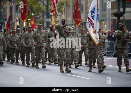 Manhattan, New York, États-Unis - 11 novembre. 2019: 77th Brigade de soutien. Des soldats défilent sur la Cinquième Avenue à New York. INFANTERIE militaire AMÉRICAINE Banque D'Images