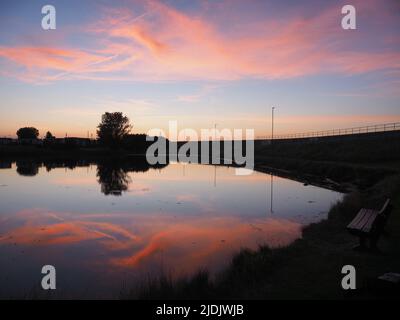 Sheerness, Kent, Royaume-Uni. 21st juin 2022. Météo au Royaume-Uni : magnifique coucher de soleil du solstice à Sheerness, Kent. Crédit : James Bell/Alay Live News Banque D'Images