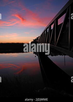 Sheerness, Kent, Royaume-Uni. 21st juin 2022. Météo au Royaume-Uni : magnifique coucher de soleil du solstice à Sheerness, Kent. Crédit : James Bell/Alay Live News Banque D'Images