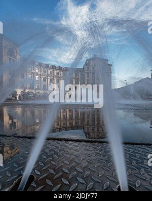 Reflet de l'ÉDIFICE OSRAM à la fontaine Stachus à Munich, en Allemagne Banque D'Images