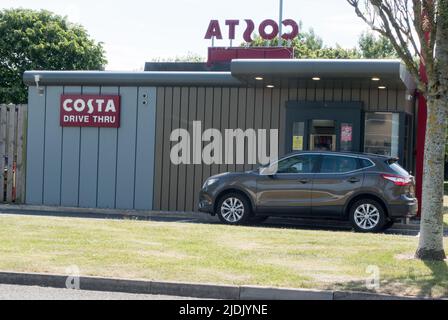 Voiture en attente au point de collecte Costa Drive-in Banque D'Images
