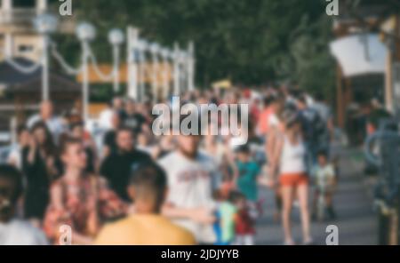 Arrière-plan flou avec scène défocuée de ville moderne avec foule de personnes méconnaissables. Banque D'Images