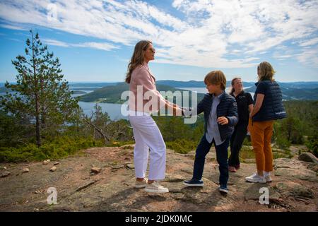 Le Prince Nicolas et la princesse Madeleine au sommet de Skuleberget en Suède, à 21 juin 2022. Photo: Patrick Trägårdh / TT / code 60190 Banque D'Images