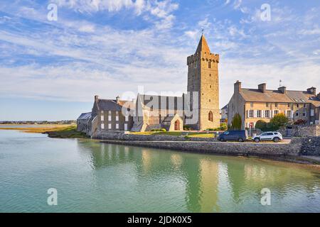Image de Port bail, Normandie, France avec église à marée haute. Banque D'Images