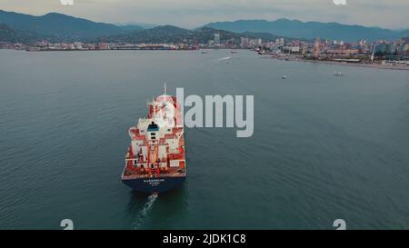 Vue de haut en bas d'un petit pétrolier dans la mer Noire, Batumi, Adjara, Géorgie. Photo de haute qualité Banque D'Images