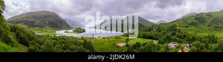 Le Glenfinnan Monument et la statue de l'anonyme highlander marquage où le Jacobite Rising a commencé sur les rives du Loch Shiel, Scottish Highlands Banque D'Images