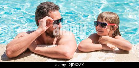 Père et fils dans la piscine, bannière avec espace de copie. Enfance et parentalité. Amitié. Père et fils portent des lunettes dans l'eau de la piscine Banque D'Images