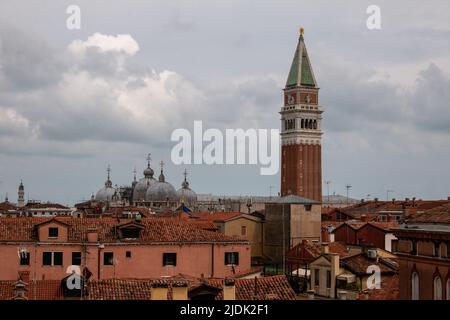 Campanile di San Marco et Cathédrale Saint-Marc au-dessus des toits de Venise, vue depuis la Scala Contarini del Bovolo, Venive, Italie Banque D'Images