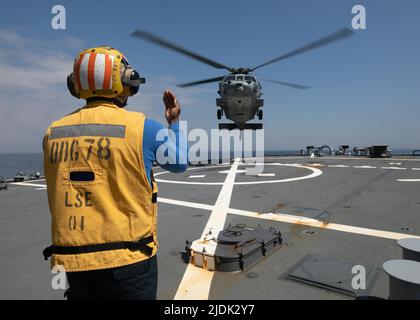 220618-N-DE439-1183 MER BALTIQUE (18 juin 2022) le marin Lloyd Tillman signale pendant les opérations de vol avec un hélicoptère MH-60s à bord du destroyer de missile guidé de classe Arleigh Burke USS porter (DDG 78) pendant l'exercice BALTOPS22, 18 juin 2022. BALTOPS22 est le premier exercice axé sur la mer dans la région Baltique. Cet exercice, mené par les forces navales américaines Europe-Afrique et exécuté par les forces navales de frappe et de soutien OTAN, offre une occasion unique d'entraînement pour renforcer les capacités d'intervention combinées essentielles à la préservation de la liberté de navigation et de la sécurité dans la mer Baltique. (É.-U. Bleu marine P Banque D'Images