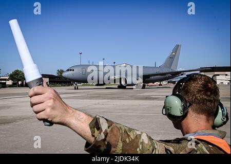 Un Airman affecté à l'escadre de mobilité aérienne de 305th se retrouve dans un KC-46A Pegasus sur la base commune McGuire-dix-Lakehurst, N.J., 17 juin 2022. Le KC-46A Pegasus est un camion-citerne multirôle à corps large qui peut ravitailler tous les avions militaires américains, alliés et de coalition compatibles avec les procédures internationales de ravitaillement en carburant aérien. (É.-U. Photo de la Force aérienne par le premier Airman Joseph Morales) Banque D'Images