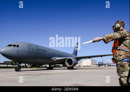 Un Airman affecté à l'escadre de mobilité aérienne de 305th se retrouve dans un KC-46A Pegasus sur la base commune McGuire-dix-Lakehurst, N.J., 17 juin 2022. Le KC-46A Pegasus est un camion-citerne multirôle à corps large qui peut ravitailler tous les avions militaires américains, alliés et de coalition compatibles avec les procédures internationales de ravitaillement en carburant aérien. (É.-U. Photo de la Force aérienne par le premier Airman Joseph Morales) Banque D'Images