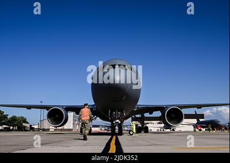 Un Airman affecté à l'escadre de mobilité aérienne de 305th s'approche d'un KC-46A Pegasus sur la base commune McGuire-dix-Lakehurst, N.J., 17 juin 2022. Le KC-46A Pegasus est un camion-citerne multirôle à corps large qui peut ravitailler tous les avions militaires américains, alliés et de coalition compatibles avec les procédures internationales de ravitaillement en carburant aérien. (É.-U. Photo de la Force aérienne par le premier Airman Joseph Morales) Banque D'Images