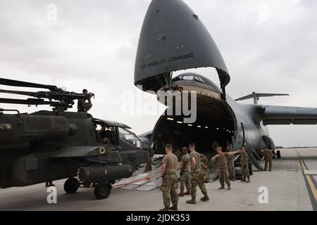 Le 1st Attack reconnaissance Battach, 211th Aviation Regiment, de la Garde nationale de l'Utah, charge quatre hélicoptères Apache AH-64D à bord d'une galaxie C-5, qui seront transportés au Maroc à l'appui du Lion africain 22, un exercice annuel du Commandement de l'Afrique des États-Unis samedi, 18 juin 2022. Les 1-211th techniciens d'entretien de l'aéronef ARB ont préparé l'aéronef pour le chargement sur le C-5 en pliant les lames puis les membres de l'aile de ravitaillement en vol 151st, la Garde nationale aérienne de l'Utah, ont aidé à charger et à sécuriser les hélicoptères sur le C-5 depuis la base aérienne de Travis, en Californie, Pour le transport au Maroc. Banque D'Images