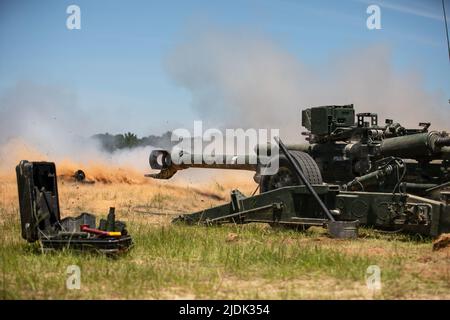 Armée des États-Unis Armée de Géorgie gardes nationaux avec la batterie Charlie basée à Savannah, 1st Bataillon, 118th Régiment d'artillerie, 48th équipe de combat d'infanterie feu un obusier M777 remorqué de 155 mm pendant un exercice de tir direct pour les capacités d'entraînement au combat exportable (XCTC) à fort Stewart, Géorgie, 20 juin 2022. XCTC est le programme record de la Garde nationale de l'armée américaine qui permet aux équipes de combat de brigade d'atteindre la préparation de peloton qualifié nécessaire pour déployer, combattre et gagner des batailles dans le monde entier. L'exercice XCTC comprendra environ 4 400 membres de brigade de toute la Géorgie. Banque D'Images