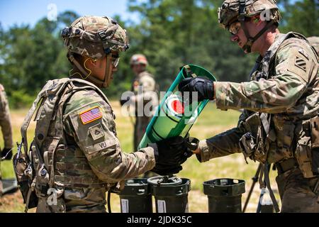 Armée des États-Unis Géorgie gardes nationaux avec le Charlie Battery de Savannah, 1st Bataillon, 118th Régiment d'artillerie, 48th équipe de combat d'infanterie finir de charger un obusier de 155 mm remorqué de M777 pendant un exercice de tir direct pendant l'entraînement des capacités d'entraînement au combat exportable (XCTC) à fort Stewart, Géorgie, 20 juin 2022. XCTC est le programme record de la Garde nationale de l'armée américaine qui permet aux équipes de combat de brigade d'atteindre la préparation de peloton qualifié nécessaire pour déployer, combattre et gagner des batailles dans le monde entier. L'exercice XCTC comprendra environ 4 400 membres de brigade de thr Banque D'Images