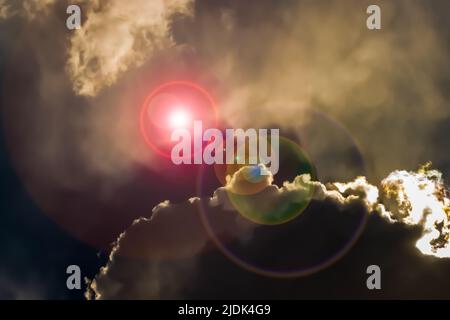 Nuages sombres et lumineux avec un réglage d'éclat Banque D'Images