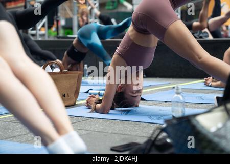 21 juin 2022 New York Etats-Unis - Solstice Yoga Times Square Banque D'Images