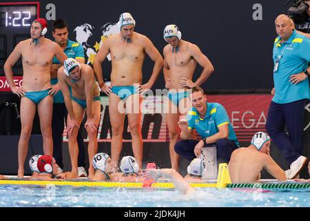 SZEGED, HONGRIE - JUIN 21 : Tom McJannet d'Australie, Kennan Marsden d'Australie, entraîneur en chef Tim Hamill d'Australie, Chaz Poot d'Australie, Timothy Francis Putt, Charlie Negus, George Ford, John Hedges lors du match des Championnats du monde de la FINA de Budapest 2022 entre l'Australie et le Kazakhstan sur 21 juin 2022 à Szeged, Hongrie (photo par Albert Ten Hove/Orange Pictures) Banque D'Images