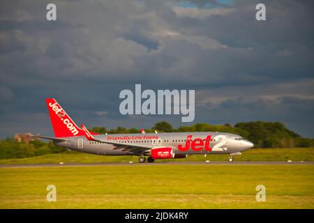 Décollage de l'avion jet 2 de la piste de l'aéroport de Manchester, Royaume-Uni Banque D'Images