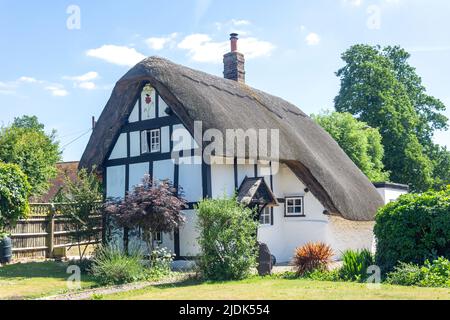 Maison de chaume sur le Green, High Street, Chalgrove, Oxfordshire, Angleterre, Royaume-Uni Banque D'Images