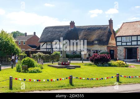 Chalets de chaume sur le Green, High Street, Chalgrove, Oxfordshire, Angleterre, Royaume-Uni Banque D'Images