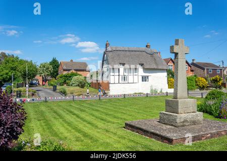 War Memorial et le cottage au toit de chaume sur le Green, High Street, Chalgrove, Oxfordshire, Angleterre, Royaume-Uni Banque D'Images