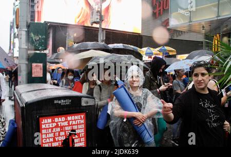 New York, États-Unis. 21st juin 2022. (NOUVEAU) les New-Yorkais sont sous les pluies à Times Square. 21 juin 2022, New York, Etats-Unis: Les New-Yorkais et les touristes ont été traités à une pluie courte et légère à Times Square, ce qui a affecté leur amusement car ils ont tous dû improviser avec des protections de parapluies, de capuches, de ponchos et de nuances. La place était pleine et pleine de circulation de véhicules lourds. (Image de crédit : © Niyi Fote/TheNEWS2 via ZUMA Press Wire) Banque D'Images