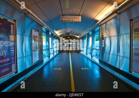 Couloir vide à la gare de Sheffield le premier jour de la grève ferroviaire britannique, dans le Yorkshire du Sud Banque D'Images