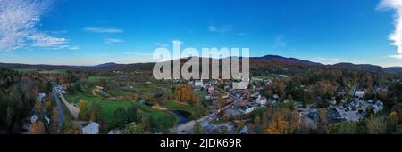 Église de la communauté blanche dans la célèbre ville de ski de Stowe dans le Vermont pendant l'automne. Banque D'Images