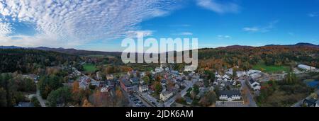 Église de la communauté blanche dans la célèbre ville de ski de Stowe dans le Vermont pendant l'automne. Banque D'Images