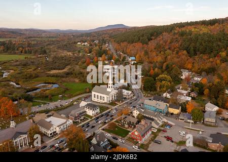 Église de la communauté blanche dans la célèbre ville de ski de Stowe dans le Vermont pendant l'automne. Banque D'Images