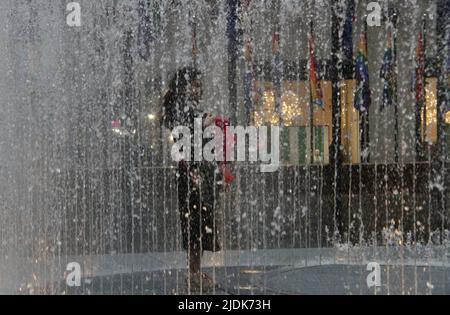 21 juin 2022, New York, Etats-Unis : (NOUVEAU) Fontaines d'eau au Rockefeller Center. 21 juin 2022, New York, Etats-Unis : la place des fontaines d'eau au Rockefeller Center juste en face de la patinoire attire les New-Yorkais et les touristes le premier jour de l'été. Les gens se trouvent à l'intérieur des fontaines d'eau et‚„ âne se mouille. L'eau sort du sol et entoure ceux qui se trouvent à l'intérieur sans les mouiller et‚ â â â â â â â„ â â â â â â â â„ âs une source d'attractions thatÃ â‚ â â â â â â â â âs attirer plus de gens au centre et Ã part des drapeaux de fierté affichés tout autour de la patinoire en commémoration du mois de la fierté Ã New York. (Crédit IMA Banque D'Images