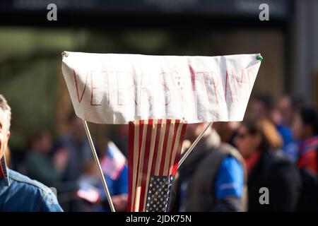 Manhattan, New York, États-Unis - 11 novembre. 2019: Signe créatif avec le drapeau des États-Unis et l'écriture: Les vétérans aiment Trump Banque D'Images