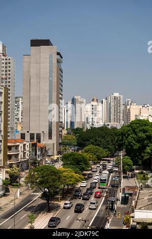 Vue sur la ville les quartiers d'Agua Branca et de Perdizes sous un ciel bleu clair et ensoleillé avec l'avenue Antartica qui s'écoule au milieu entre les bâtiments. Banque D'Images