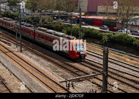 Trains de la ligne 7 du CPTM (ligne Ruby) à proximité de la gare de Palmeiras-Barra Funda par temps ensoleillé avec la rue Gustav Willi Borghoff à l'arrière. Banque D'Images