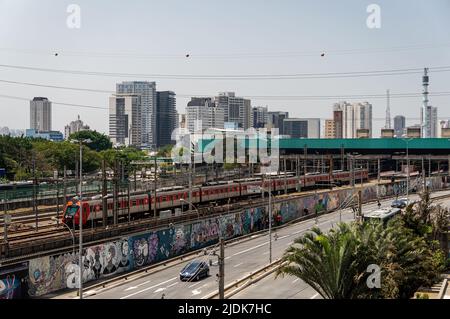 Vue à distance de la gare de Palmeiras-Barra Funda alors qu'un train de banlieue CAF série 8000 (S080) CPTM arrive dans un ciel bleu ensoleillé normal. Banque D'Images