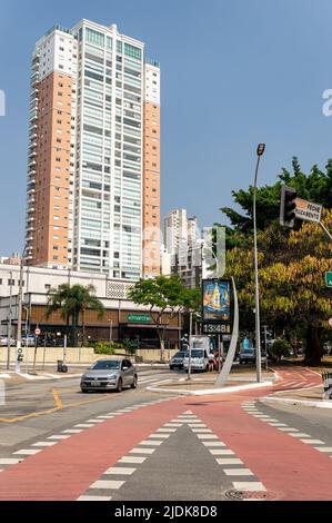 Vue sur le croisement de l'avenue Sumare avec la rue Joao Ramalho avec une piste cyclable qui fonctionne au milieu d'une journée normale d'affaires sous un ciel bleu ensoleillé Banque D'Images