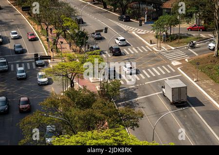 La circulation passant par les deux manières Paulo VI avenue avec une piste cyclable fonctionnant sur la bande médiane vu d'en haut dans une journée normale de travail ensoleillé. Banque D'Images