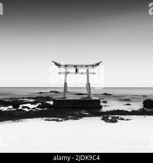 Longue exposition hiver matin vue du sanctuaire de Konpira porte torii dans la neige, Hokkaido, Japon Banque D'Images