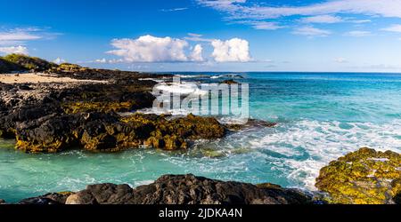 Lava exposée sur la rive de la plage de Manini'owali et de la baie de Kua, Kekaha Kai, parc national, île d'Hawaï, Hawaï, ÉTATS-UNIS Banque D'Images