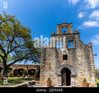 The Church and Bell Tower à Mission San Francisco de la Espada, San Antonio, Texas, États-Unis Banque D'Images